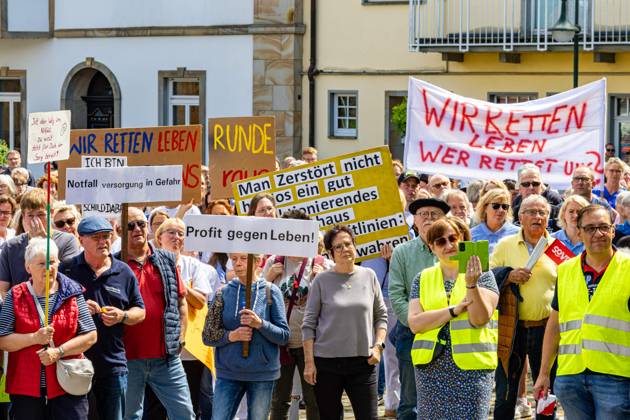 Ostercappeln, Deutschland 06. Juli 2024: Am Samstagvormittag haben sich ca. 1900 Menschen auf dem Kirchplatz in Ostercappeln versammelt um gegen die Schließung des Krankenhauses St. Raphael zu demonstrieren. Kirchplatz Niedersachsen Copyright: xFotostandx xReissx