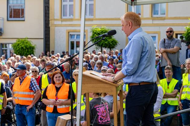 Ostercappeln, Deutschland 06. Juli 2024: Am Samstagvormittag haben sich ca. 1900 Menschen auf dem Kirchplatz in Ostercappeln versammelt um gegen die Schließung des Krankenhauses St. Raphael zu demonstrieren. Hier der Bürgermeister von Ostercappeln Erik Ballmeyer. Kirchplatz Niedersachsen Copyright: xFotostandx xReissx