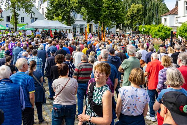 Ostercappeln, Deutschland 06. Juli 2024: Am Samstagvormittag haben sich ca. 1900 Menschen auf dem Kirchplatz in Ostercappeln versammelt um gegen die Schließung des Krankenhauses St. Raphael zu demonstrieren. Kirchplatz Niedersachsen Copyright: xFotostandx xReissx