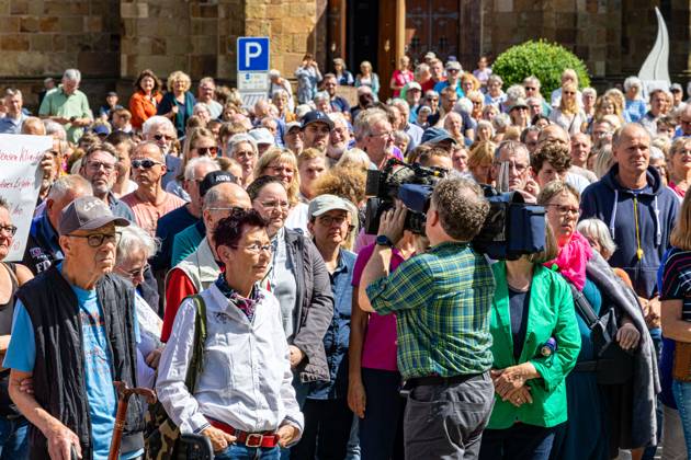 Ostercappeln, Deutschland 06. Juli 2024: Am Samstagvormittag haben sich ca. 1900 Menschen auf dem Kirchplatz in Ostercappeln versammelt um gegen die Schließung des Krankenhauses St. Raphael zu demonstrieren. Kirchplatz Niedersachsen Copyright: xFotostandx xReissx