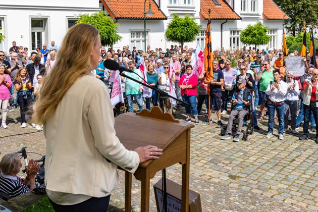 Ostercappeln, Deutschland 06. Juli 2024: Am Samstagvormittag haben sich ca. 1900 Menschen auf dem Kirchplatz in Ostercappeln versammelt um gegen die Schließung des Krankenhauses St. Raphael zu demonstrieren. Kirchplatz Niedersachsen Copyright: xFotostandx xReissx