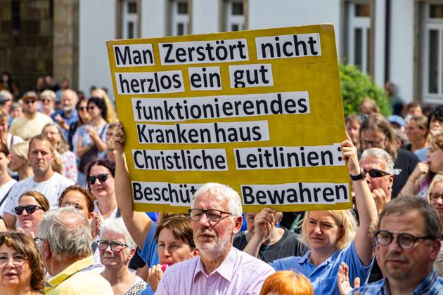 Ostercappeln, Deutschland 06. Juli 2024: Am Samstagvormittag haben sich ca. 1900 Menschen auf dem Kirchplatz in Ostercappeln versammelt um gegen die Schließung des Krankenhauses St. Raphael zu demonstrieren. Kirchplatz Niedersachsen Copyright: xFotostandx xReissx