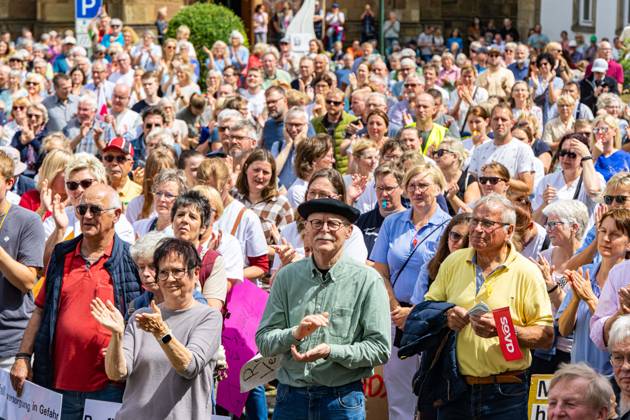 Ostercappeln, Deutschland 06. Juli 2024: Am Samstagvormittag haben sich ca. 1900 Menschen auf dem Kirchplatz in Ostercappeln versammelt um gegen die Schließung des Krankenhauses St. Raphael zu demonstrieren. Kirchplatz Niedersachsen Copyright: xFotostandx xReissx