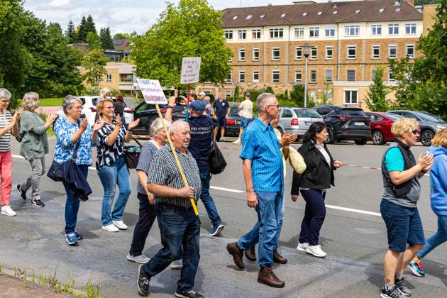 Ostercappeln, Deutschland 06. Juli 2024: Am Samstagvormittag haben sich ca. 1900 Menschen auf dem Kirchplatz in Ostercappeln versammelt um gegen die Schließung des Krankenhauses St. Raphael zu demonstrieren. Kirchplatz Niedersachsen Copyright: xFotostandx xReissx