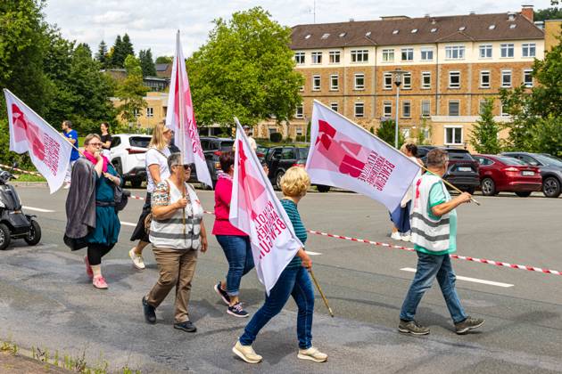 Ostercappeln, Deutschland 06. Juli 2024: Am Samstagvormittag haben sich ca. 1900 Menschen auf dem Kirchplatz in Ostercappeln versammelt um gegen die Schließung des Krankenhauses St. Raphael zu demonstrieren. Kirchplatz Niedersachsen Copyright: xFotostandx xReissx