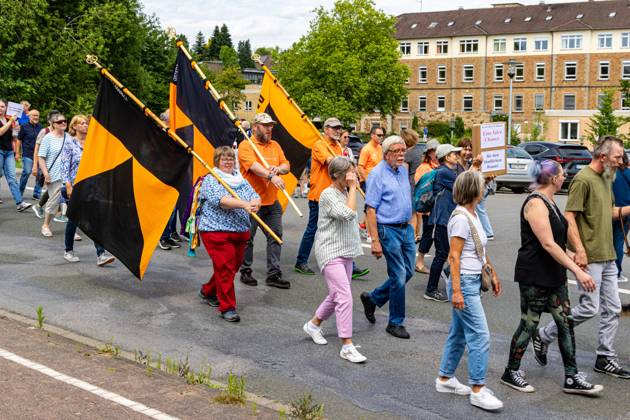 News Bilder des Tages Ostercappeln, Deutschland 06. Juli 2024: Am Samstagvormittag haben sich ca. 1900 Menschen auf dem Kirchplatz in Ostercappeln versammelt um gegen die Schließung des Krankenhauses St. Raphael zu demonstrieren. Kirchplatz Niedersachsen Copyright: xFotostandx xReissx