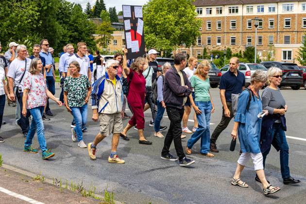 Ostercappeln, Deutschland 06. Juli 2024: Am Samstagvormittag haben sich ca. 1900 Menschen auf dem Kirchplatz in Ostercappeln versammelt um gegen die Schließung des Krankenhauses St. Raphael zu demonstrieren. Kirchplatz Niedersachsen Copyright: xFotostandx xReissx