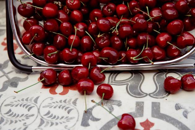 IMAGO Creative, Jahreszeit Sommer, Kirschen Nature healthy nutrition summer fruits Fresh cherries in colander on retro tile backgroun