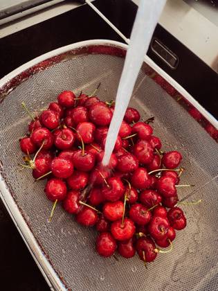 IMAGO Creative, Jahreszeit Sommer, Kirschen Nature healthy nutrition summer fruits Fresh cherries in the kitchen sink under running water