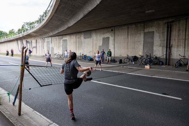Großdemo Noris Biking Großdemo für ein lebenswertes Nürnberg, organisiert vom Bündnis Noris Biking. Der Frankenschnellweg wurde für Radler, Fußgänger, Rollerfahrer und Stelzenläufer gesperrt. Hunderte Teilnehmer genossen die autofreie Strecke. Nürnberg Bayern Deutschland
