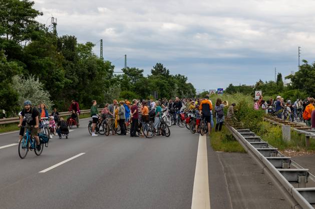 Großdemo Noris Biking Großdemo für ein lebenswertes Nürnberg, organisiert vom Bündnis Noris Biking. Der Frankenschnellweg wurde für Radler, Fußgänger, Rollerfahrer und Stelzenläufer gesperrt. Hunderte Teilnehmer genossen die autofreie Strecke. Nürnberg Bayern Deutschland
