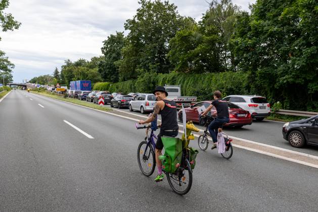 Großdemo Noris Biking Großdemo für ein lebenswertes Nürnberg, organisiert vom Bündnis Noris Biking. Der Frankenschnellweg wurde für Radler, Fußgänger, Rollerfahrer und Stelzenläufer gesperrt. Hunderte Teilnehmer genossen die autofreie Strecke. Nürnberg Bayern Deutschland