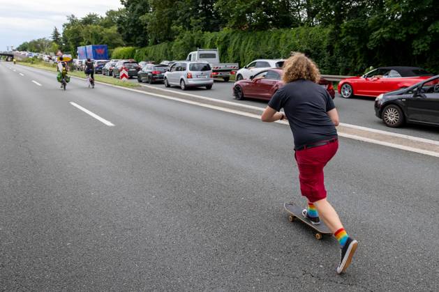 Großdemo Noris Biking Großdemo für ein lebenswertes Nürnberg, organisiert vom Bündnis Noris Biking. Der Frankenschnellweg wurde für Radler, Fußgänger, Rollerfahrer und Stelzenläufer gesperrt. Hunderte Teilnehmer genossen die autofreie Strecke. Nürnberg Bayern Deutschland