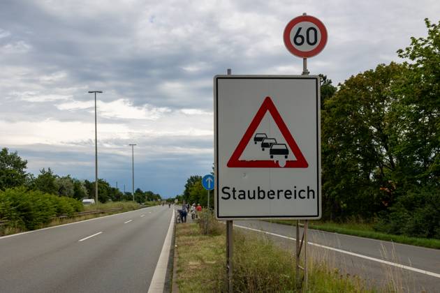 Großdemo Noris Biking Großdemo für ein lebenswertes Nürnberg, organisiert vom Bündnis Noris Biking. Der Frankenschnellweg wurde für Radler, Fußgänger, Rollerfahrer und Stelzenläufer gesperrt. Hunderte Teilnehmer genossen die autofreie Strecke. Nürnberg Bayern Deutschland