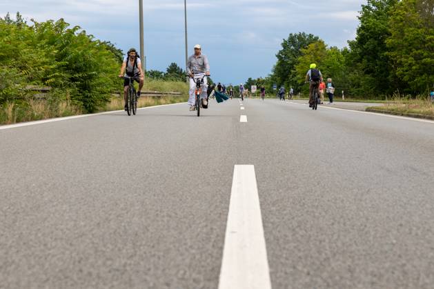 Großdemo Noris Biking Großdemo für ein lebenswertes Nürnberg, organisiert vom Bündnis Noris Biking. Der Frankenschnellweg wurde für Radler, Fußgänger, Rollerfahrer und Stelzenläufer gesperrt. Hunderte Teilnehmer genossen die autofreie Strecke. Nürnberg Bayern Deutschland