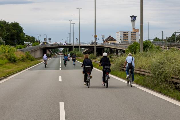 Großdemo Noris Biking Großdemo für ein lebenswertes Nürnberg, organisiert vom Bündnis Noris Biking. Der Frankenschnellweg wurde für Radler, Fußgänger, Rollerfahrer und Stelzenläufer gesperrt. Hunderte Teilnehmer genossen die autofreie Strecke. Nürnberg Bayern Deutschland