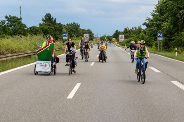 Großdemo Noris Biking Großdemo für ein lebenswertes Nürnberg, organisiert vom Bündnis Noris Biking. Der Frankenschnellweg wurde für Radler, Fußgänger, Rollerfahrer und Stelzenläufer gesperrt. Hunderte Teilnehmer genossen die autofreie Strecke. Nürnberg Bayern Deutschland