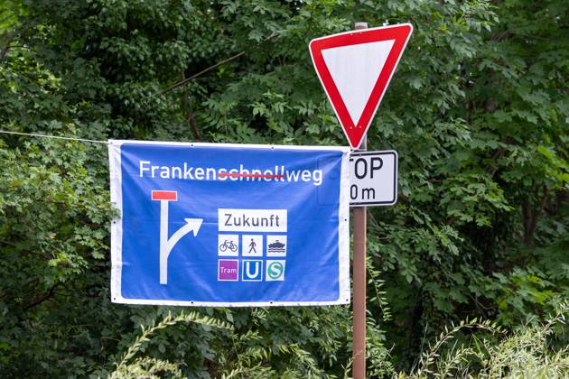 Großdemo Noris Biking Großdemo für ein lebenswertes Nürnberg, organisiert vom Bündnis Noris Biking. Der Frankenschnellweg wurde für Radler, Fußgänger, Rollerfahrer und Stelzenläufer gesperrt. Hunderte Teilnehmer genossen die autofreie Strecke. Nürnberg Bayern Deutschland