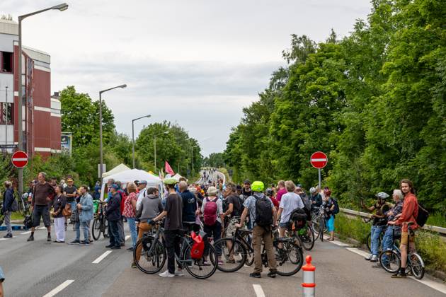 Großdemo Noris Biking Großdemo für ein lebenswertes Nürnberg, organisiert vom Bündnis Noris Biking. Der Frankenschnellweg wurde für Radler, Fußgänger, Rollerfahrer und Stelzenläufer gesperrt. Hunderte Teilnehmer genossen die autofreie Strecke. Nürnberg Bayern Deutschland