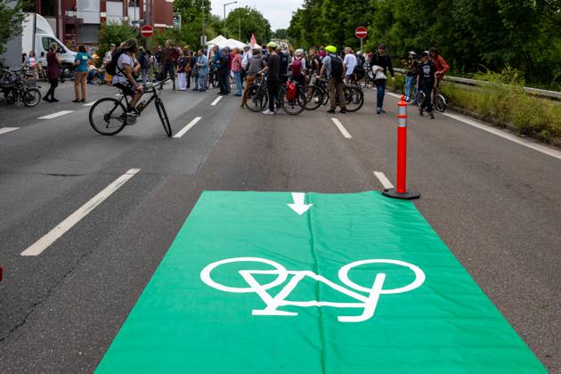 Großdemo Noris Biking Großdemo für ein lebenswertes Nürnberg, organisiert vom Bündnis Noris Biking. Der Frankenschnellweg wurde für Radler, Fußgänger, Rollerfahrer und Stelzenläufer gesperrt. Hunderte Teilnehmer genossen die autofreie Strecke. Nürnberg Bayern Deutschland