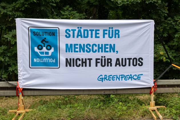 Großdemo Noris Biking Großdemo für ein lebenswertes Nürnberg, organisiert vom Bündnis Noris Biking. Der Frankenschnellweg wurde für Radler, Fußgänger, Rollerfahrer und Stelzenläufer gesperrt. Hunderte Teilnehmer genossen die autofreie Strecke. Nürnberg Bayern Deutschland