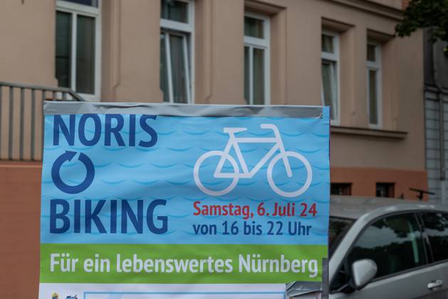 Großdemo Noris Biking Großdemo für ein lebenswertes Nürnberg, organisiert vom Bündnis Noris Biking. Der Frankenschnellweg wurde für Radler, Fußgänger, Rollerfahrer und Stelzenläufer gesperrt. Hunderte Teilnehmer genossen die autofreie Strecke. Nürnberg Bayern Deutschland