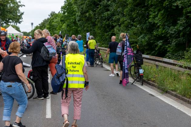 Großdemo Noris Biking Großdemo für ein lebenswertes Nürnberg, organisiert vom Bündnis Noris Biking. Der Frankenschnellweg wurde für Radler, Fußgänger, Rollerfahrer und Stelzenläufer gesperrt. Hunderte Teilnehmer genossen die autofreie Strecke. Nürnberg Bayern Deutschland