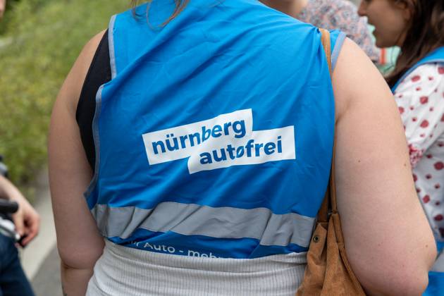 Großdemo Noris Biking Großdemo für ein lebenswertes Nürnberg, organisiert vom Bündnis Noris Biking. Der Frankenschnellweg wurde für Radler, Fußgänger, Rollerfahrer und Stelzenläufer gesperrt. Hunderte Teilnehmer genossen die autofreie Strecke. Weste mit Aufdruck nürnberg autofrei Nürnberg Bayern Deutschland