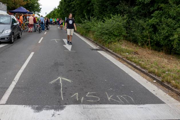 Großdemo Noris Biking Großdemo für ein lebenswertes Nürnberg, organisiert vom Bündnis Noris Biking. Der Frankenschnellweg wurde auf einer Länge von 1,5 km für Radler, Fußgänger, Rollerfahrer und Stelzenläufer gesperrt. Hunderte Teilnehmer genossen die autofreie Strecke. Nürnberg Bayern Deutschland