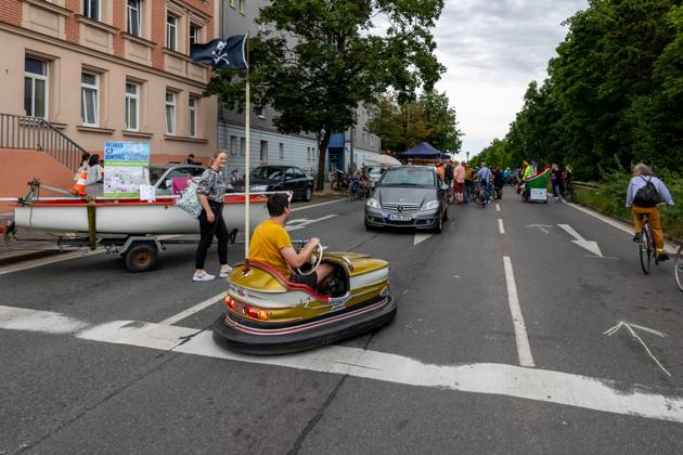 Großdemo Noris Biking Großdemo für ein lebenswertes Nürnberg, organisiert vom Bündnis Noris Biking. Der Frankenschnellweg wurde für Radler, Fußgänger, Rollerfahrer und Stelzenläufer gesperrt. Hunderte Teilnehmer genossen die autofreie Strecke. Nürnberg Bayern Deutschland