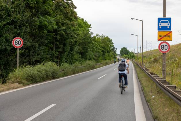 Großdemo Noris Biking Großdemo für ein lebenswertes Nürnberg, organisiert vom Bündnis Noris Biking. Der Frankenschnellweg wurde für Radler, Fußgänger, Rollerfahrer und Stelzenläufer gesperrt. Hunderte Teilnehmer genossen die autofreie Strecke. Nürnberg Bayern Deutschland