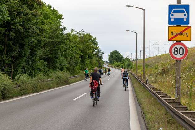 Großdemo Noris Biking Großdemo für ein lebenswertes Nürnberg, organisiert vom Bündnis Noris Biking. Der Frankenschnellweg wurde für Radler, Fußgänger, Rollerfahrer und Stelzenläufer gesperrt. Hunderte Teilnehmer genossen die autofreie Strecke. Nürnberg Bayern Deutschland