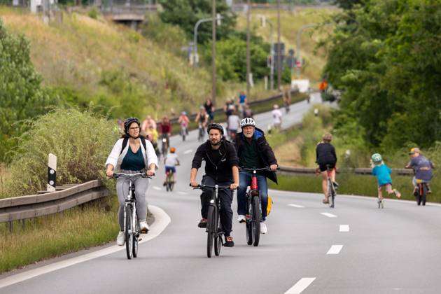 Großdemo Noris Biking Großdemo für ein lebenswertes Nürnberg, organisiert vom Bündnis Noris Biking. Der Frankenschnellweg wurde für Radler, Fußgänger, Rollerfahrer und Stelzenläufer gesperrt. Hunderte Teilnehmer genossen die autofreie Strecke. Nürnberg Bayern Deutschland