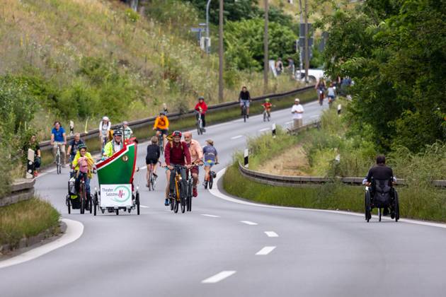 Großdemo Noris Biking Großdemo für ein lebenswertes Nürnberg, organisiert vom Bündnis Noris Biking. Der Frankenschnellweg wurde für Radler, Fußgänger, Rollerfahrer und Stelzenläufer gesperrt. Hunderte Teilnehmer genossen die autofreie Strecke. Nürnberg Bayern Deutschland