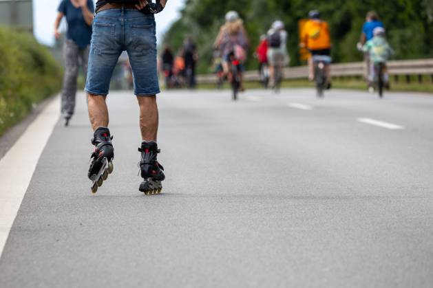 Großdemo Noris Biking Großdemo für ein lebenswertes Nürnberg, organisiert vom Bündnis Noris Biking. Der Frankenschnellweg wurde für Radler, Fußgänger, Rollerfahrer und Stelzenläufer gesperrt. Hunderte Teilnehmer genossen die autofreie Strecke. Nürnberg Bayern Deutschland