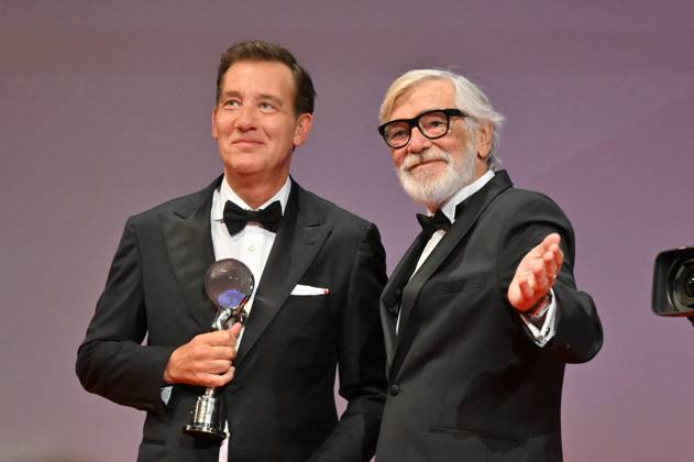 Bilder des Jahres 2024, Entertainment 07 Juli Entertainment Themen der Woche KW27 Entertainment Bilder des Tages British actor Clive Owen received President s Award of Karlovy Vary International Film Festival from festival president Jiri Bartoska (right) at the closing awards ceremony of the 58th Karlovy Vary International Film Festival, in Karlovy Vary, Czech Republic, on July 6, 2024. (CTKxPhoto OndrejxHajek) CTKPhotoP2024070605274  CTKPhotoP2024070605274