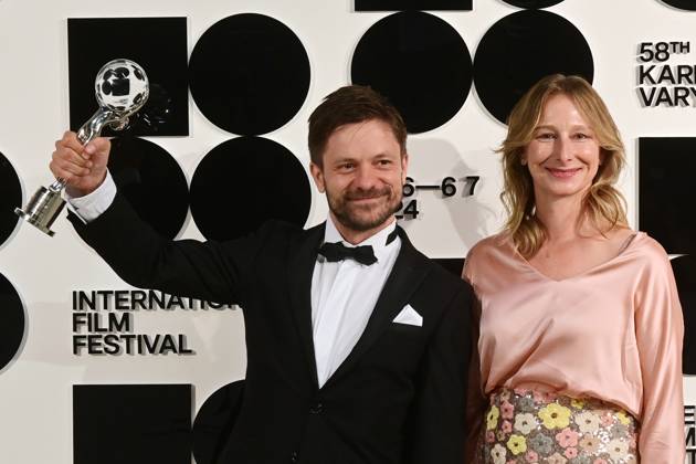 Entertainment Themen der Woche KW27 Entertainment Bilder des Tages Director and actor Jiri Madl, left, and producer Monika Kristlova pose in front the photo wall with their Pravo Audience Award for the film Waves after the closing awards ceremony of the 58th Karlovy Vary International Film Festival, in Karlovy Vary, Czech Republic, on July 6, 2024. (CTKxPhoto SlavomirxKubes) CTKPhotoP2024070605419  CTKPhotoP2024070605419
