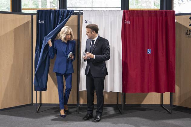 Bilder des Jahres 2024, News 07 Juli News Themen der Woche KW27 News Bilder des Tages Emmanuel Macron And Brigitte Macron At The Polling Station - Le Touquet France s President Emmanuel Macron and his wife Brigitte Macron vote in the second round of France s legislative election at a polling station in Le Touquet, northern France on July 7, 2024. Photo by Eliot Blondet ABACAPRESS.COM Le Touquet France  Copyright: xBlondetxEliot ABACAx
