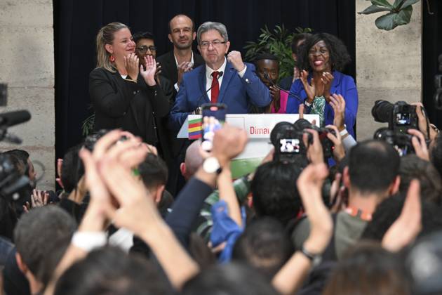 Bilder des Jahres 2024, News 07 Juli News Themen der Woche KW27 News Bilder des Tages France Insoumise Paris election evening at Rotonde Stalingrad Jean Luc Melenchon Mathilde Panot Manuel Bompard NEWS 2nd round of legislative elections Paris 07 07 2024 MichaelBaucher Panoramic 