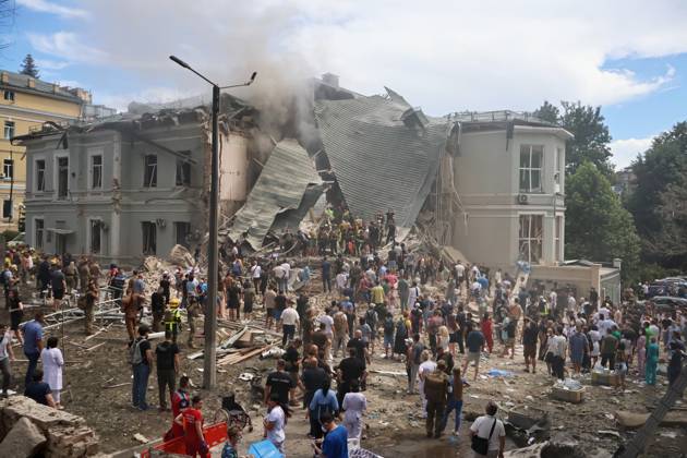 Bilder des Jahres 2024, News 07 Juli News Themen der Woche KW28 News Bilder des Tages Russian Missile Attack on Ukraine’s Cities - 08 Jul 2024 People search for victims after the Russian army launched a rocket attack on the Ohmatdyt children s clinic. In the morning, the Russian army carried out a mass missile attack on the Ukrainian cities of Kyiv, Dnipro, Kryvyi Rih, Sloviansk, Kramatorsk, using more than 40 missiles of various types. In Kyiv, residential buildings, infrastructure facilities and children’s hospital ‘Okhmatdyt’ were damaged. Rescuers continue to search for people under the rubble. Kyiv Ukraine Copyright: xAleksandrxGusevx xSOPAxImagesx Oleksandr-Gusev-Ohmatdet-02072024(14)