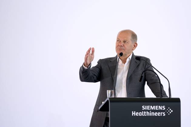 News Themen der Woche KW28 News Bilder des Tages Bundeskanzler Olaf Scholz (SPD) bei seinem Besuch im Werk der Siemens Healthineers AG in Erlangen. Erlangen, 08.07.2024 Bayern Deutschland Copyright: xDwixAnoraganingrumx