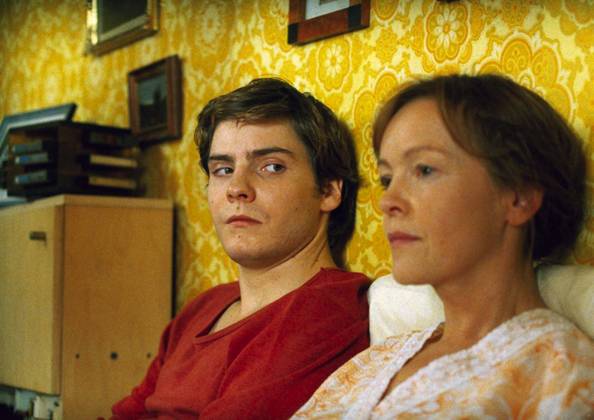 Goodbye Lenin - filmstill GOODBYE LENIN DANIEL BRUEHL KATRIN SASS Filmstill - Editorial Use Only Ref: FB Supplied by EDITORIAL USE ONLY Copyright: xSuppliedxbyxCapitalxPicturesx