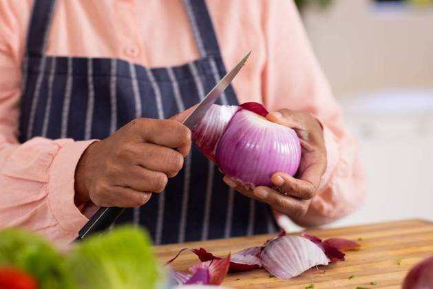 IMAGO Creative, Food, Pickled Onions Chopping red onion, person preparing ingredients for cooking in kitchen Chopping red onion, person preparing ingredients for cooking in kitchen. preparation, slicing, culinary, fresh, vegetables, food, model released, , property released, Cape Town, South Africa, 18.04.2024, 5480175.jpg, people,chopping,red,onion,person,preparing,ingredients,cooking,kitchen,preparation,slicing,culinary,fresh,vegetables,food,knife,cutting,board,hands,chef,home,unaltered,meal,healthy,diet,organic,raw,recipe,gourmet,cuisine,domestic,lifestyle,ingredient,nutrition,vegetarian,vegan,chopping board,culinary arts,cook,kitchenware,preparation process,hand,culinary skills,kitchen counter,food preparation,culinary preparation,fresh ingredients,vegetable preparation,c