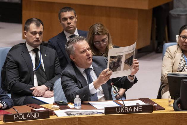 Bilder des Jahres 2024, News 07 Juli News Themen der Woche KW28 News Bilder des Tages July 9, 2024, New York, New York, United States: Ambassador Sergiy Kyslytsya of Ukraine speaks while holding a photo of remnants of the missile X-1 which hit children s hospital in Kyiv during an emergency Security Council meeting at UN Headquarters in New York on July 9, 2024. Meeting was called after Russia bombed many civilian places in Ukraine on July 8, 2024 including children s hospital in Kyiv. Russia claimed the blast was caused by a misfiring Ukrainian air defence missile, but the UN said it was highly likely Moscow was behind the attack. Video footage and a site assessment indicated the building was directly hit by a Russian missile. New York United States - ZUMAr339 20240709_znp_r339_017 Copyright: xLevxRadinx