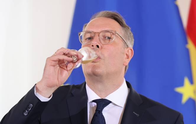 News Themen der Woche KW28 News Bilder des Tages Neuwahl Ministerpraesident SPD Mainz 10.07.2024, Germany, Mainz, Rheinland-Pfalz, landtag, Staatskanzlei,Neuer Ministerpraesident Alexander Schweitzer,SPDm mit seinem Kabinett und einem Rieslingsekt aus dem Lande, Glas, Trinken, Kabinett, Mainz Rheinland Pfalz Germany