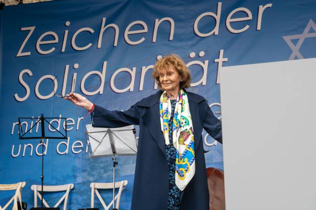 Bilder des Jahres 2024, News 07 Juli News Themen der Woche KW28 News Bilder des Tages Charlotte Knobloch, Präsidentin der Israelitischen Kultusgemeinde, München, Juli 2024 Deutschland, München, 10. Juli 2024, Charlotte Knobloch, Präsidentin der Israelitischen Kultusgemeinde München und Oberbayern, bei der Veranstaltung: Zeichen der Solidarität mit der jüdischen Gemeinschaft und dem Staat Israel, Jakobsplatz, Frau Knobloch auf der Bühne nach ihrer Ansprache, bundesweiter Solidaritätstag, Bayern,
