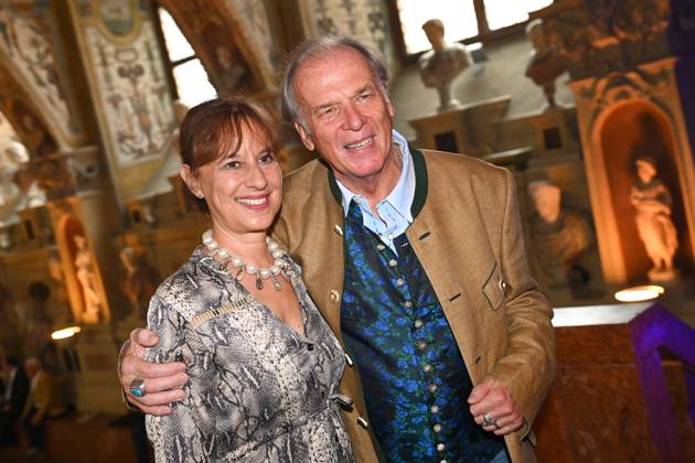 Wolfgang FIEREK (Schauspieler) mit Ehefrau Djamila MENDIL. Verleihung Bayerischer Verdienstorden im Antiquariat der Residenz in Muenchen am 10.07.2024