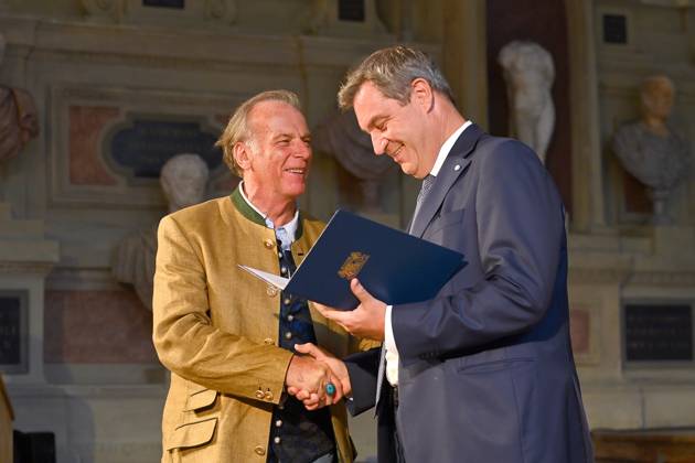 Wolfgang FIEREK (Schauspieler,Musiker), Markus SOEDER (Ministerpraesident Bayern und CSU Vorsitzender). Verleihung Bayerischer Verdienstorden im Antiquariat der Residenz in Muenchen am 10.07.2024