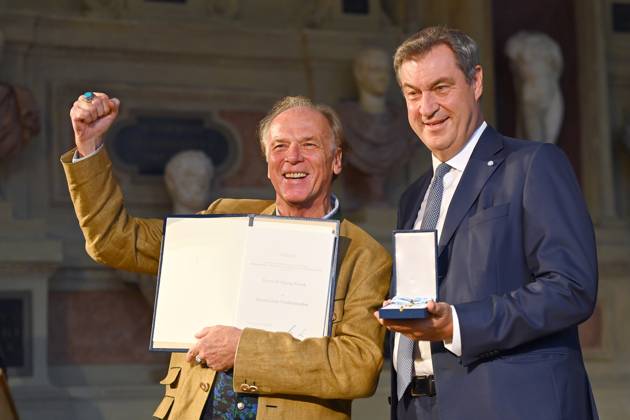 Wolfgang FIEREK (Schauspieler,Musiker), Markus SOEDER (Ministerpraesident Bayern und CSU Vorsitzender). Verleihung Bayerischer Verdienstorden im Antiquariat der Residenz in Muenchen am 10.07.2024