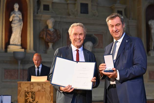 Peter KRAUS (Saenger,Musiker), Markus SOEDER (Ministerpraesident Bayern und CSU Vorsitzender). Verleihung Bayerischer Verdienstorden im Antiquariat der Residenz in Muenchen am 10.07.2024